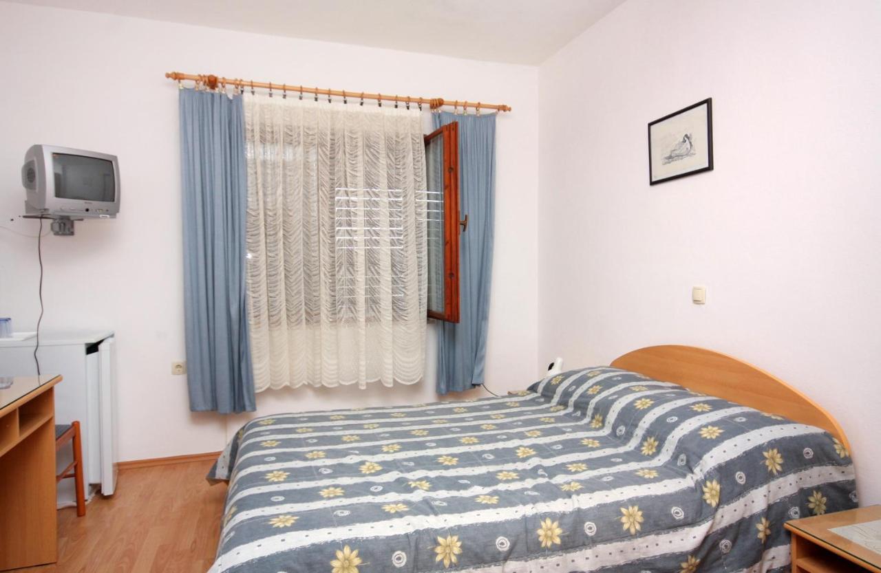 Apartments And Rooms With Parking Space Vrbnik, Krk - 5301 외부 사진