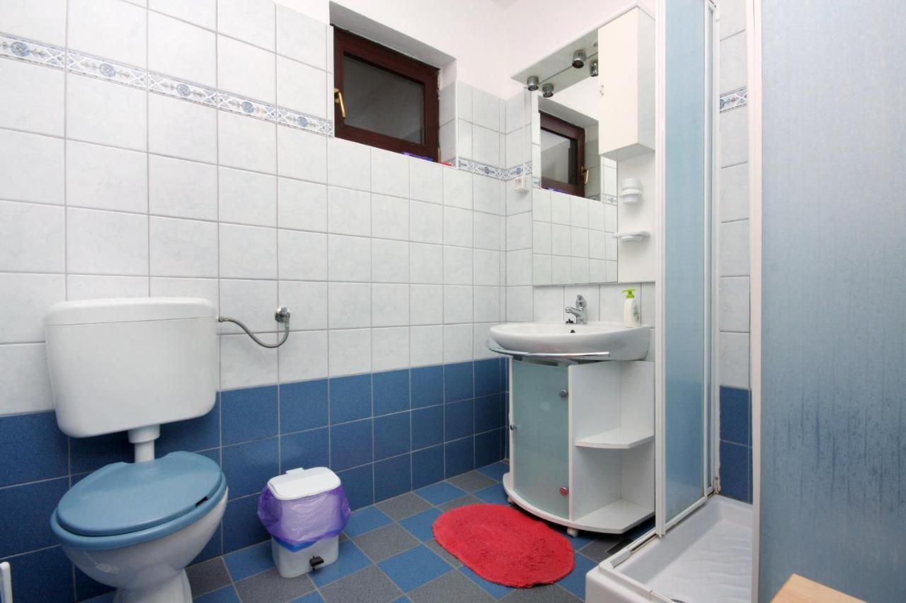 Apartments And Rooms With Parking Space Vrbnik, Krk - 5301 외부 사진