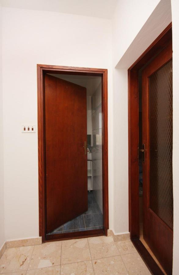 Apartments And Rooms With Parking Space Vrbnik, Krk - 5301 외부 사진